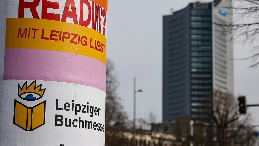 Eine-Litfasssaeule-wirbt-in-Leipzigs-Innenstadt-fuer-die-Buchmesse
