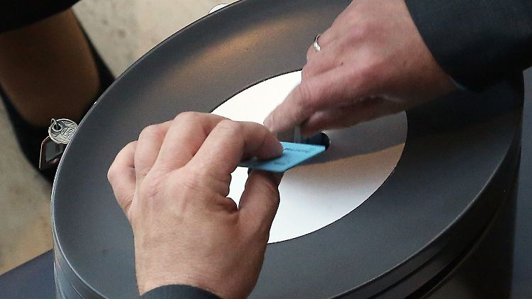 Stimmkarten adé? Die Wahlrechtskommission des Bundestags empfiehlt, Abstimmungen künftig in elektronischer Form durchzuführen. 