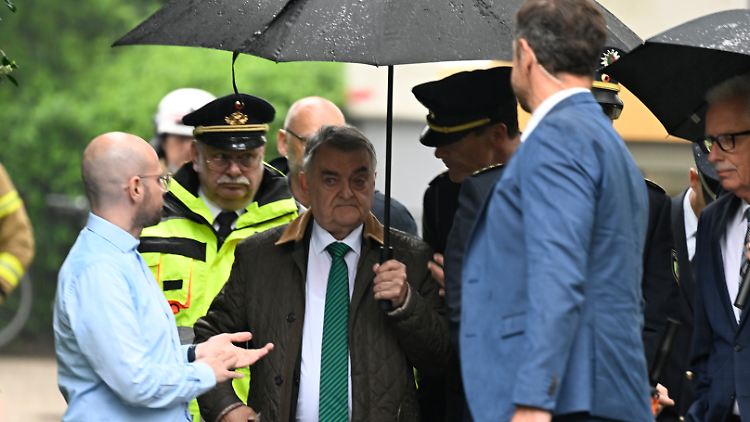 Herbert Reul besucht den Tatort in Ratingen.