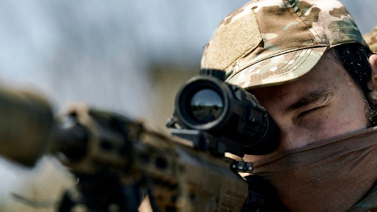 Ein ukrainischer Kämpfer nimmt bei Bachmut russische Angreifer ins Visier. 