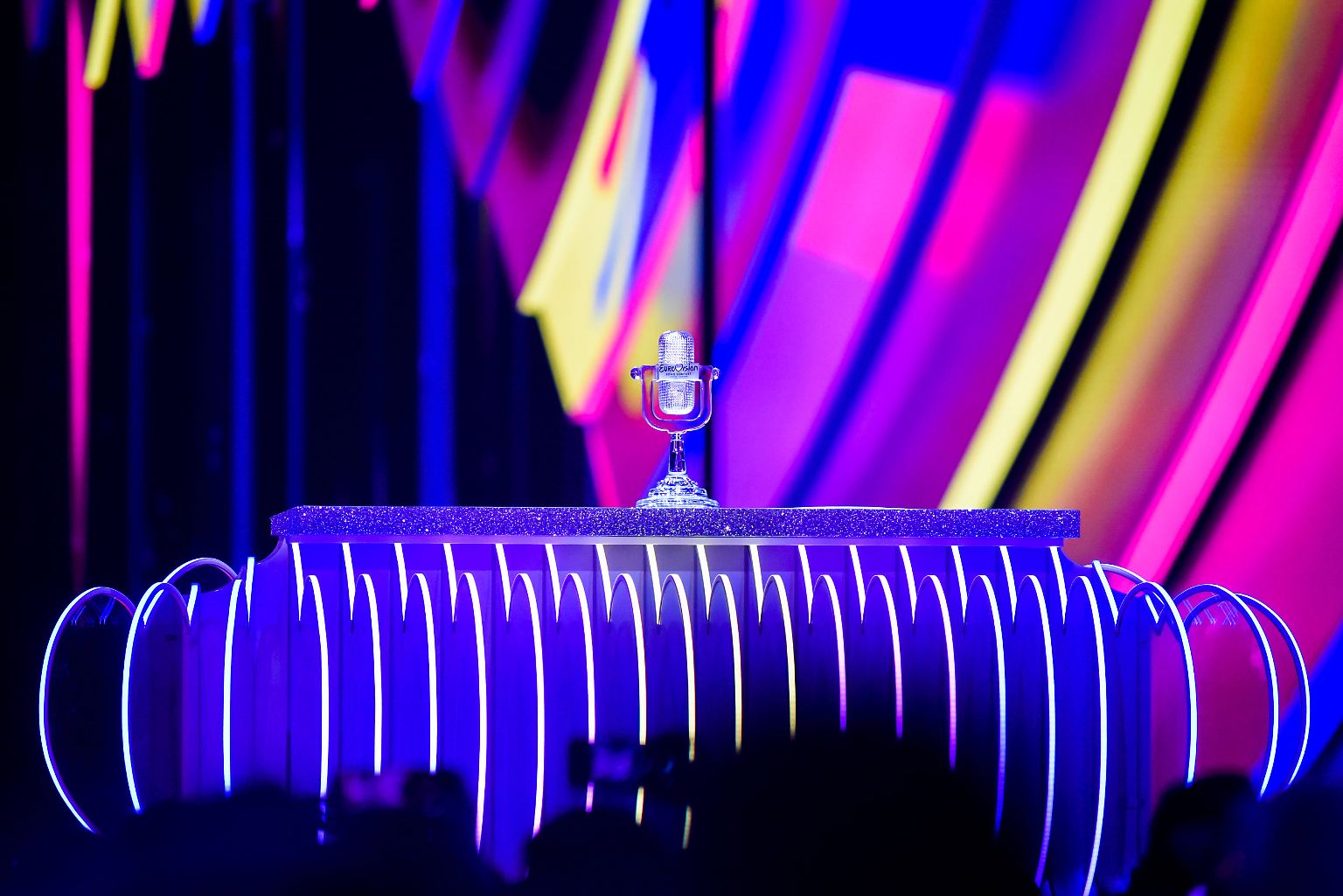 26 Künstler, Künstlerinnen und Musik-Acts hoffen auf diese hübsche Trophäe, wenn am Abend der 67. Eurovision Song Contest über die Bühne geht. Dann ...