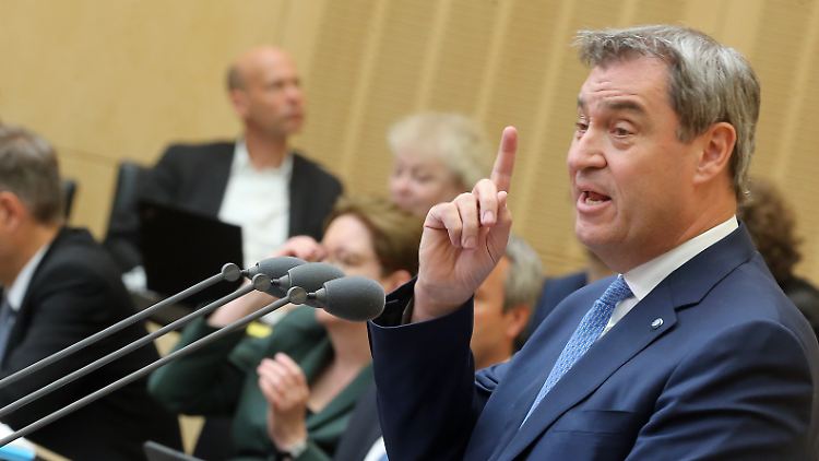 Erhobener Zeigefinger: Bayerns Ministerpräsident Söder kündigt nach der Bundesratsentscheidung eine Klage vor dem Bundesverfassungsgericht gegen die Wahlrechtsreform an.