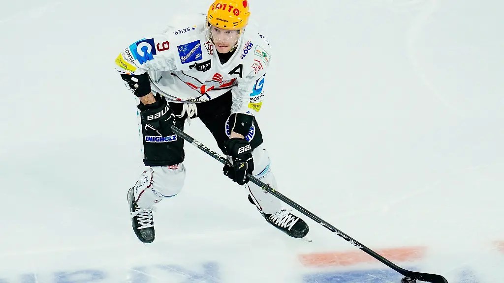 Jan-Urbas-spielt-den-Puck