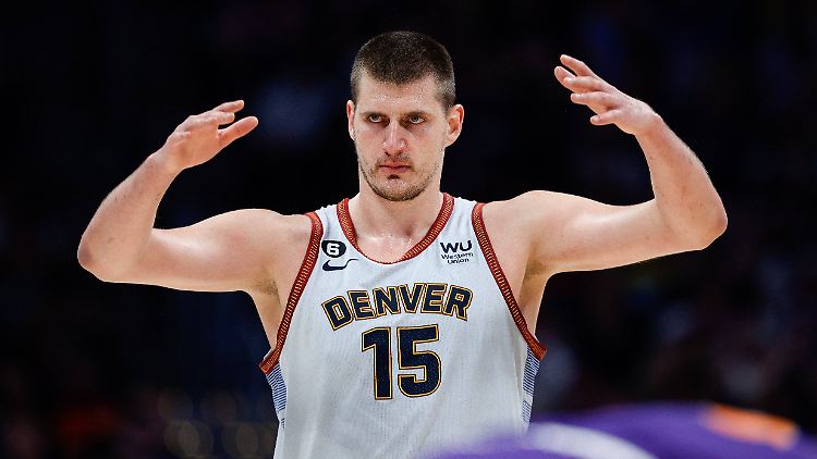 Nikola Jokic besiegte mit seinen Denver Nuggets die Phoenix Suns deutlich.