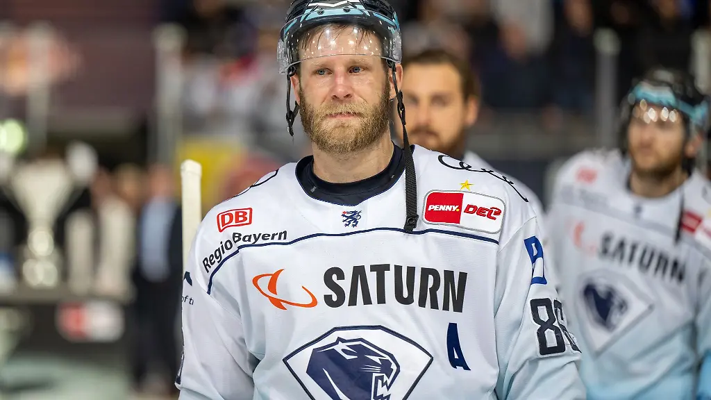 Daniel-Pietta-bei-enem-Spiel-im-Olympia-Eissportzentrum