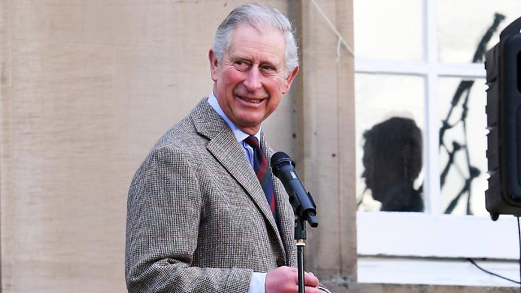 Der Charity-König: Während der Monarch für das Volk Arbeit und Entertainment geschaffen hat, erlebt er selbst seine gesellschaftliche Wirksamkeit.