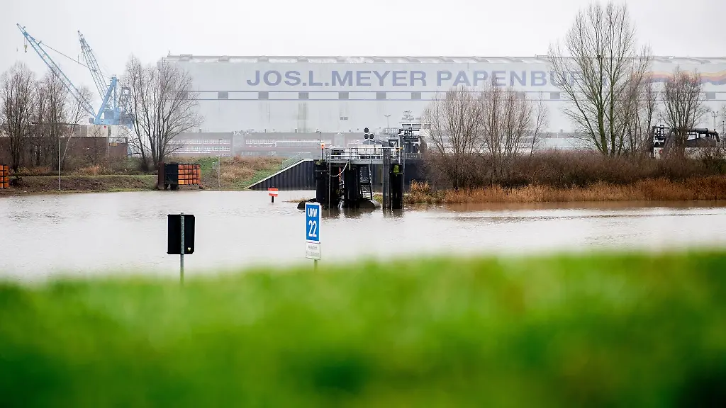 Die-Werfthallen-der-Meyer-Werft-stehen-nahe-der-Ems-am-Stadtrand