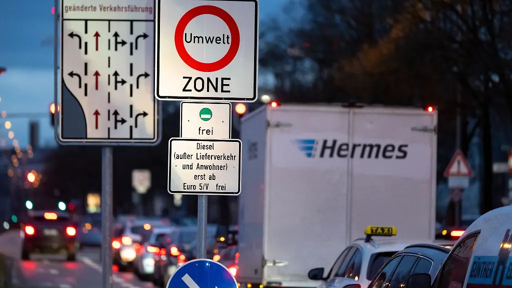 Ein-Schild-mit-der-Aufschrift-Umwelt-Zone-steht-an-einer-Zufahrt-zum-Mittleren-Ring