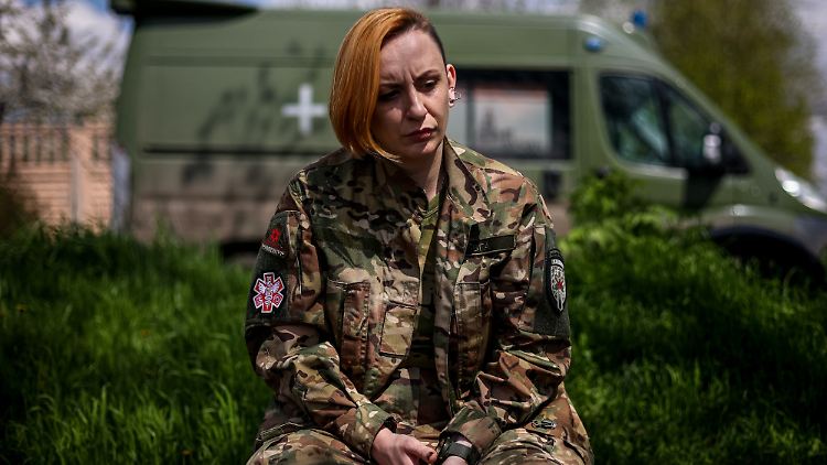 Jewgenija Kolesnitschenko ist seit dem Tod ihres Mannes als Militärsanitäterin tätig. 