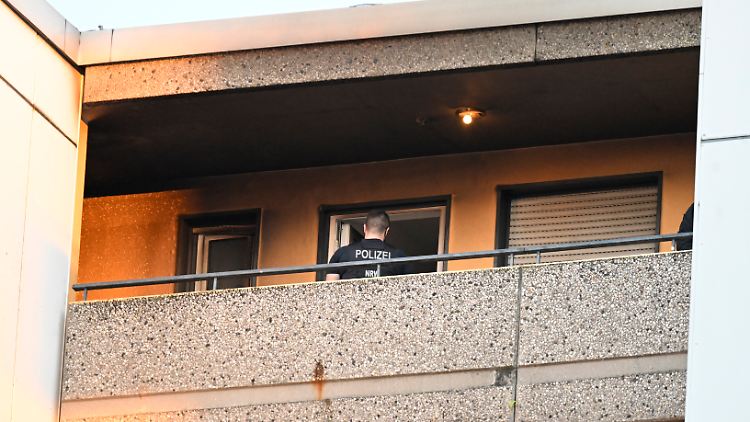 Wie der "Spiegel" berichtet, soll die zweite Person "mutmaßlich während des Einsatzes verstorben" sein.