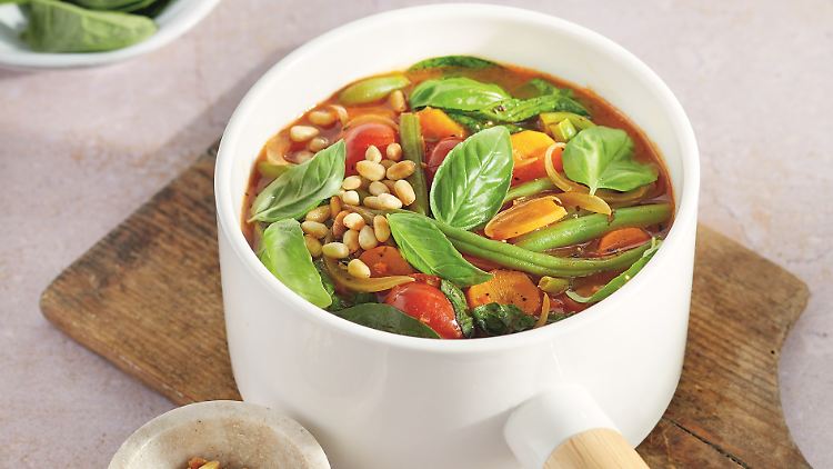 Bohneneintopf mit Spinat: Bei diesem Abendessen-Vorschlag tummeln sich grüne Bohnen, Möhren und Spinat in einem kräuterwürzigen Brühe-Kirschtomaten-Mix.
