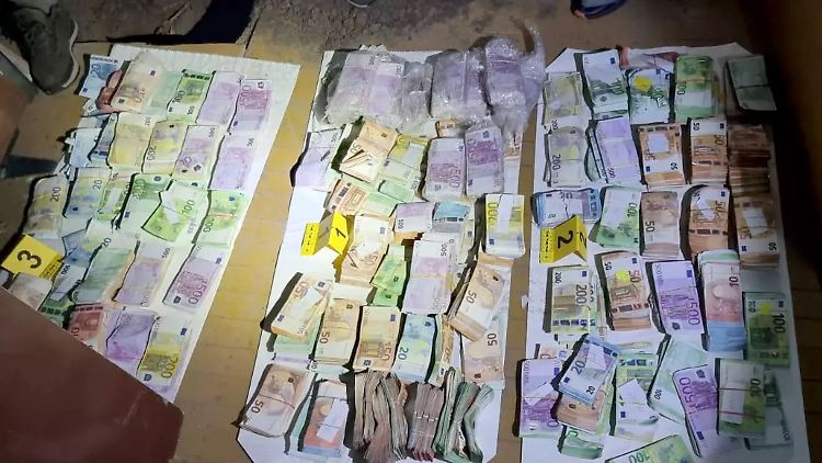 Drei Millionen Euro Bargeld stellten die Beamten sicher. 