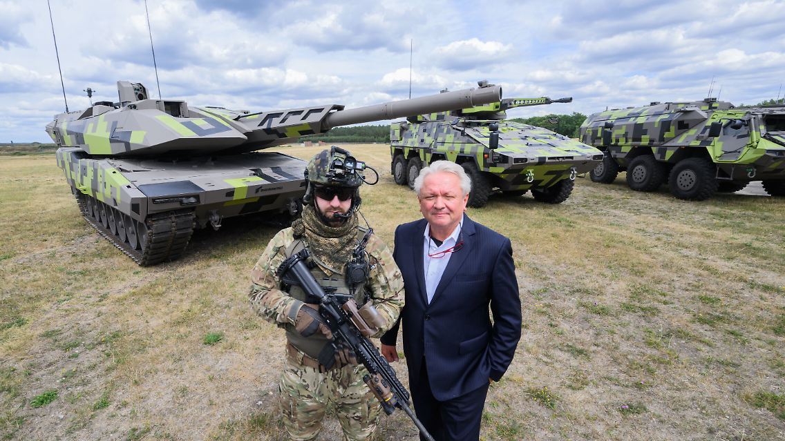 Rheinmetall-Chef Armin Papperger und ein Soldat stehen vor einem Kampfpanzer Panther KF51 (Archivbild).