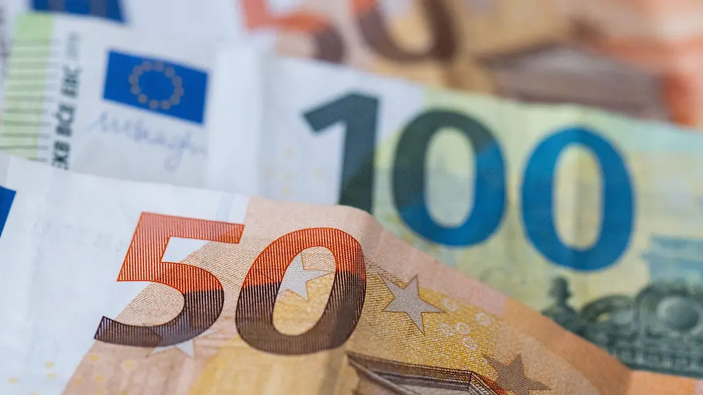 Euro-Banknoten-liegen-auf-einem-Tisch