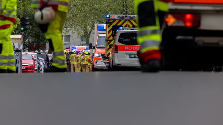 Fünf Einsatzkräfte von Feuerwehr und Rettungsdienst befinden sich den Angaben zufolge im künstlichen Koma.
