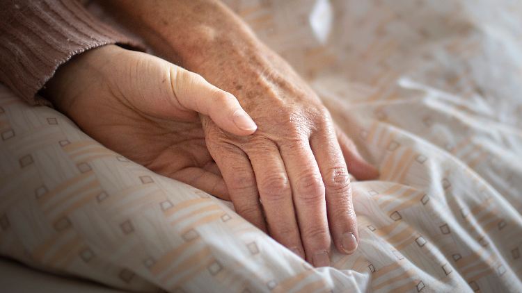 Die Pflege von Angehörigen erfordert viel Kraft.