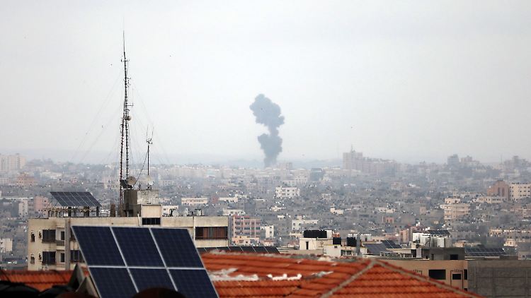 Rauch steigt über Gaza auf.