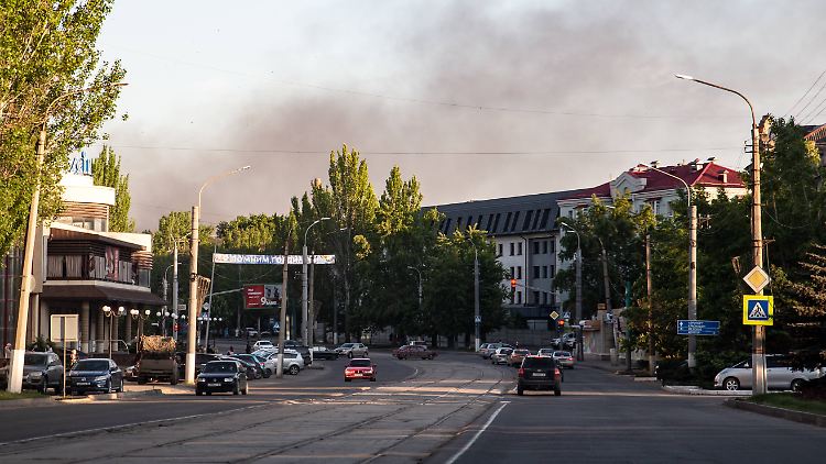 Rauchwolken steigen nach den Explosionen über Luhansk auf.