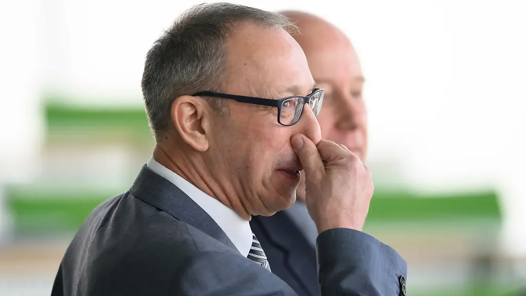 Joerg-Urban-AfD-saechsischer-Landesvorsitzender-greift-sich-vor-Beginn-der-Sitzung-des-Saechsischen-Landtages-Plenarsaal-an-die-Nase