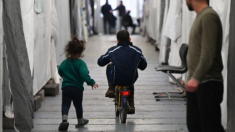 Es gebe schon jetzt viele Flüchtlingskinder, um deren Unterbringung man sich kümmern müsse, sagt die FDP.