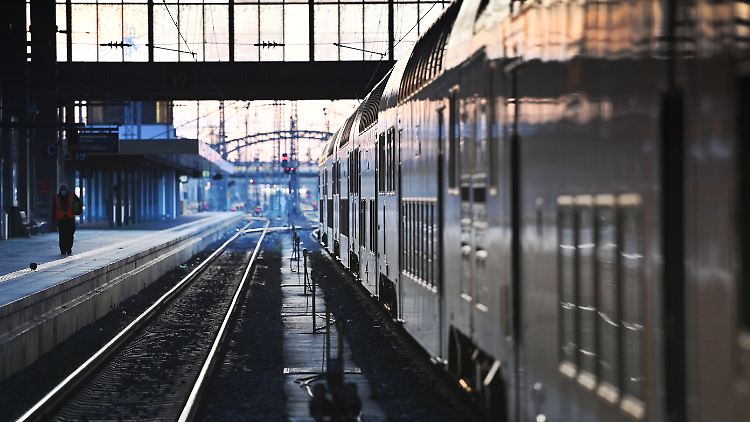 Der Ton zwischen EVG und der Deutschen Bahn wird rauer. Die Gewerkschaft will den Rekord-Streik durchziehen.