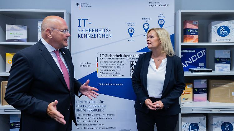 Bundesinnenministererin Nancy Faeser von der SPD hatte den damaligen BSI-Präsidenten Schönbohm nach einem kritischen Medienbericht im November abgesetzt.