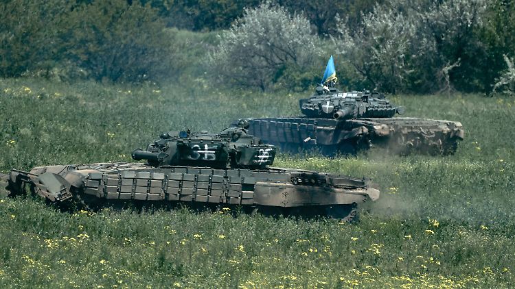 Ukrainische Panzer bei Bachmut: Mittlerweile räumt auch Moskau die Erfolge der gegnerischen Truppen ein.