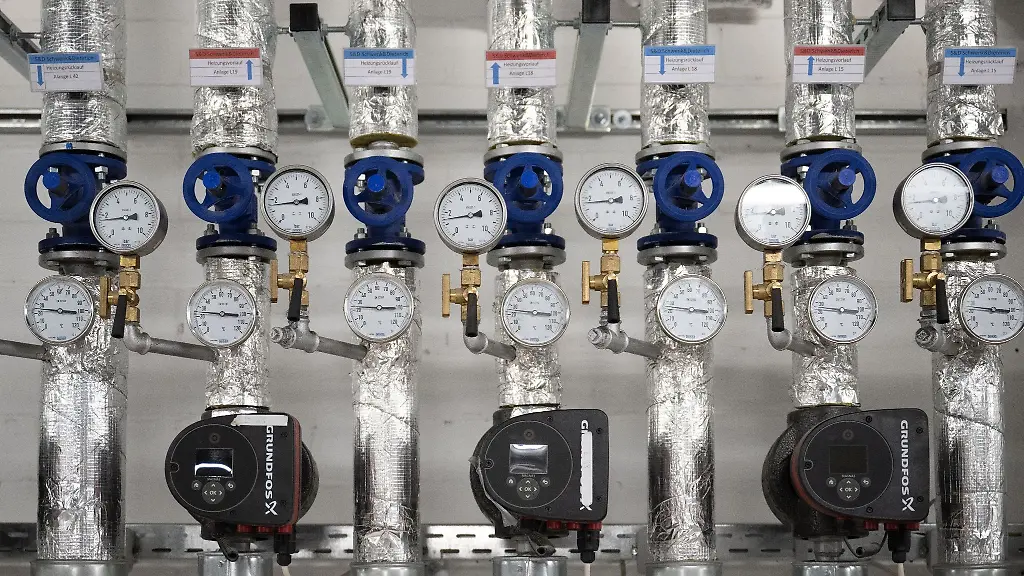 Heizungsrohre-stehen-in-einem-Keller