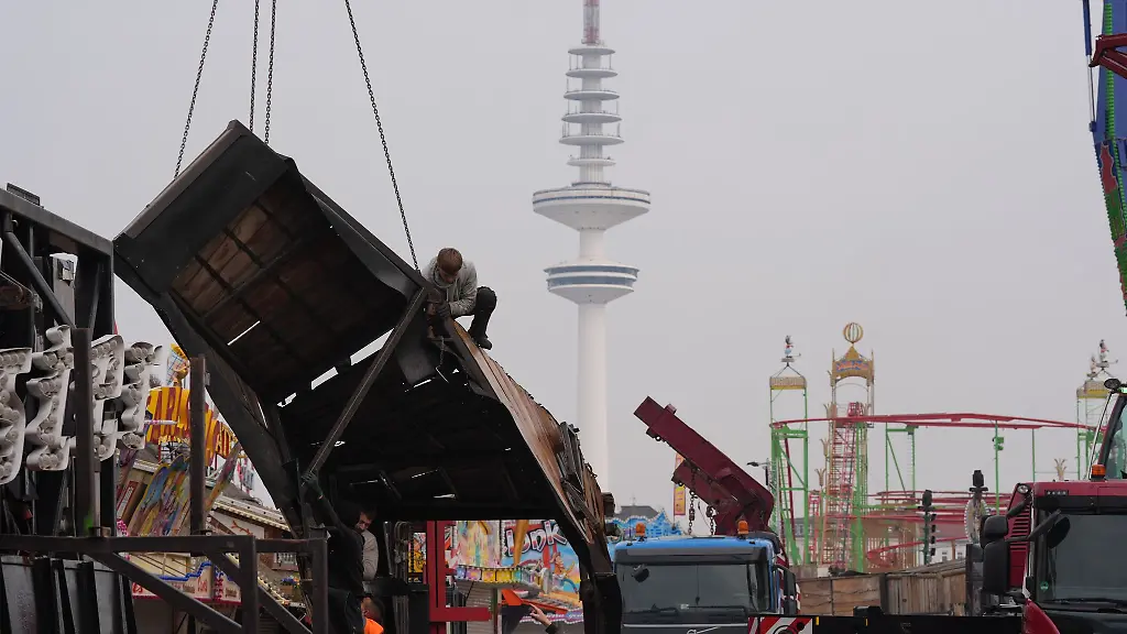 Mitarbeiter-bauen-ein-Fahrgeschaeft-auf-dem-Heiligengeistfeld-auf
