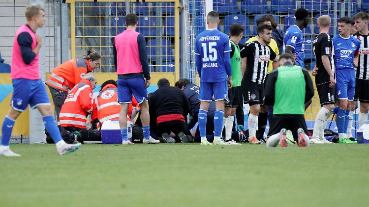Sanitäter kümmern sich um Steffen Kienle nach seinem heftigen Sturz gegen den Torpfosten.