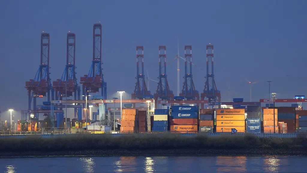 Containerbruecken-und-Container-sind-auf-einem-Container-Terminal-im-Hamburger-Hafen-zu-sehen-Das-Bundeskabinett-will-an-diesem-Mittwoch-eine-Nationale-Hafenstrategie-beschliessen