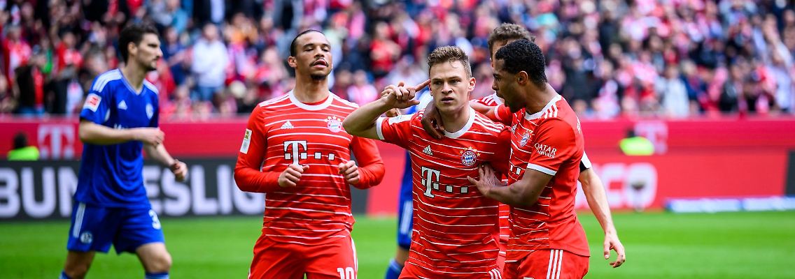 Bayern Münchens Joshua Kimmich (M) jubelt nach seinem verwandelten Strafstoß.