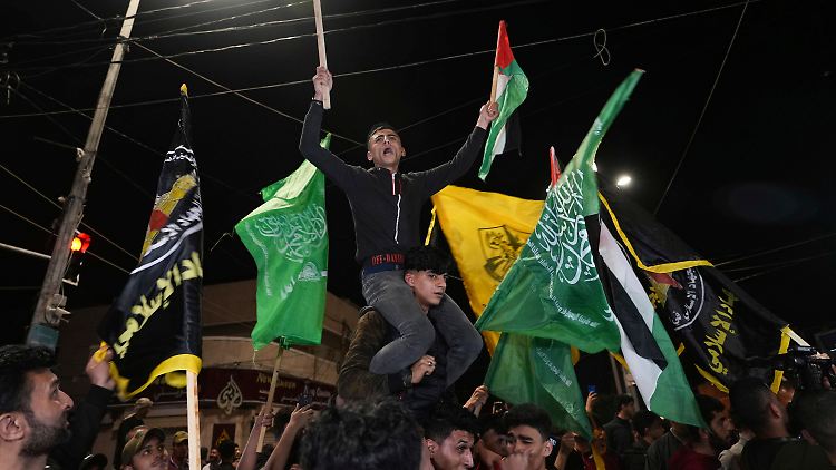 Palästinenser im Gazastreifen feiern die Verkündung des Waffenstillstands.