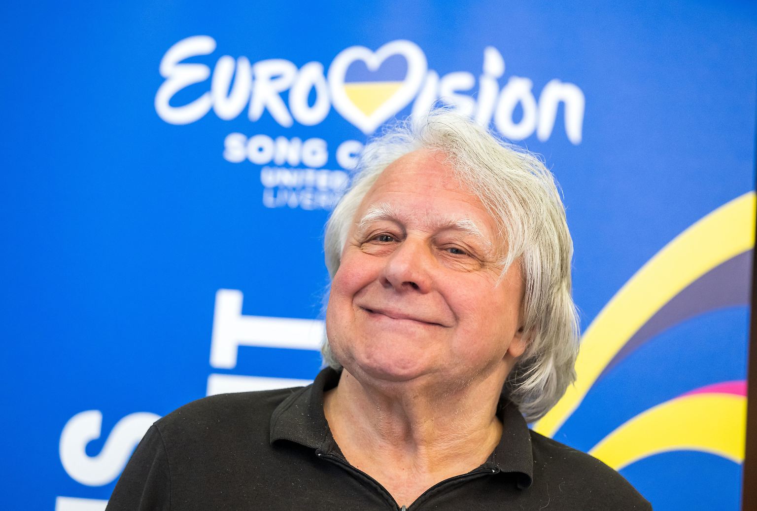 Bei den Bildern des Abends muss man bei ihm anfangen: Peter Urban, ESC-Kommentator-Legende, ist das letzte Mal nach 25 Jahren für die ARD am Mikrofon.