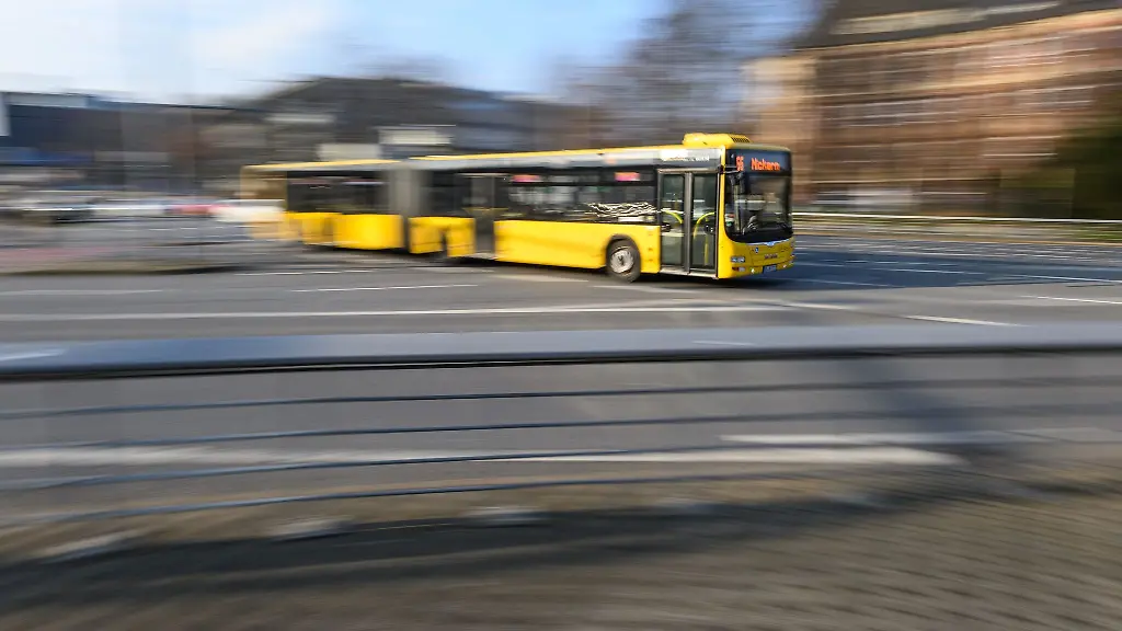 Ein-Bus-der-Dresdner-Verkehrsbetriebe-DVB-faehrt-auf-der-Linie-66-ueber-den-Fritz-Foerster-Platz