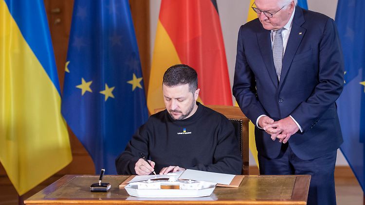 "Gemeinsam werden wir gewinnen und den Frieden nach Europa zurückbringen", schrieb Selenskyj ins Gästebuch.