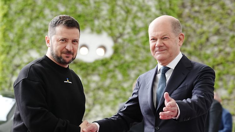 Mit Pauken und Trompeten empfängt Bundeskanzler Scholz den ukrainischen Präsidenten Selenskyj.