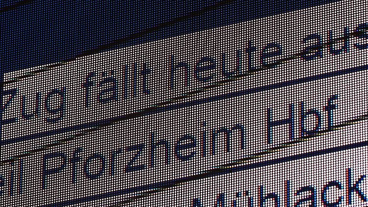 Bei den Fernverkehrszügen waren 2022 etwa 0,8 Prozent von Ausfällen betroffen.