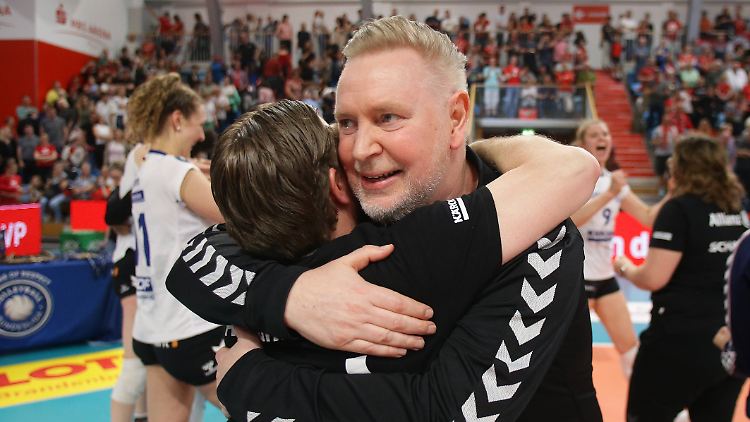 Stuttgarts Trainer Tore Aleksandersen feiert den Meistertitel.