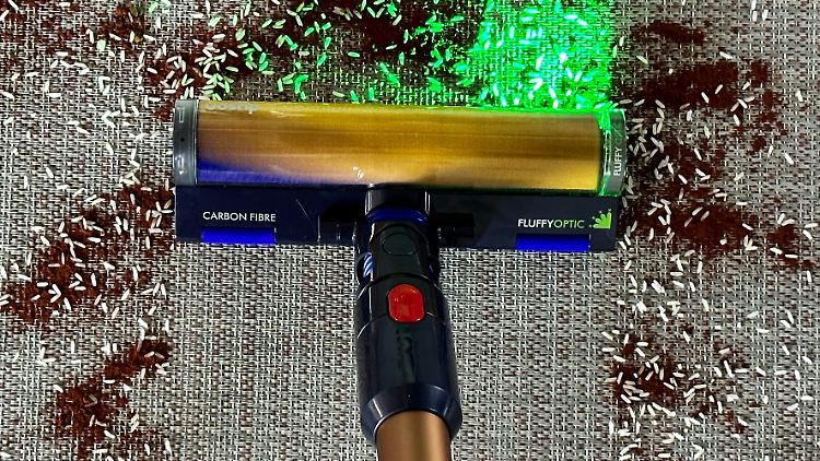 Reis und Kakao sind im Nu weggesaugt: Der Dyson Gen5 Detect saugt enorm stark.