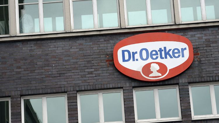 Ein Logo der Dr. Oetker GmbH ist am Firmensitz zu sehen.
