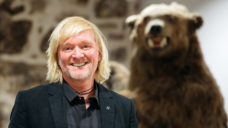 Dieser Bär hinter Andreas Kieling ist zum Glück nicht echt - es ist ein Präparat eines Grizzlybären.