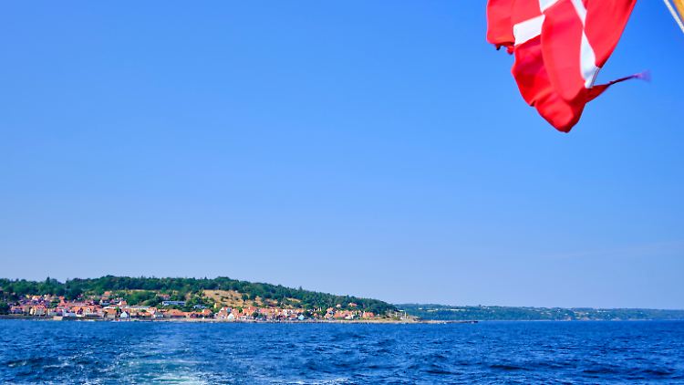 Die Insel mit knapp 40.000 Einwohnern liegt etwa 150 Kilometer östlich von Kopenhagen zwischen der polnischen und schwedischen Küste.