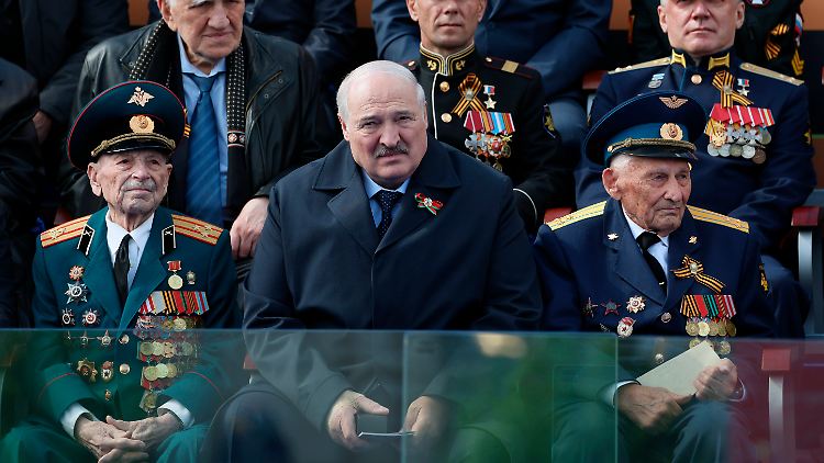 Am 9. Mai verließ Lukaschenko die Feierlichkeit zum Tag des Sieges in Moskau vorzeitig.