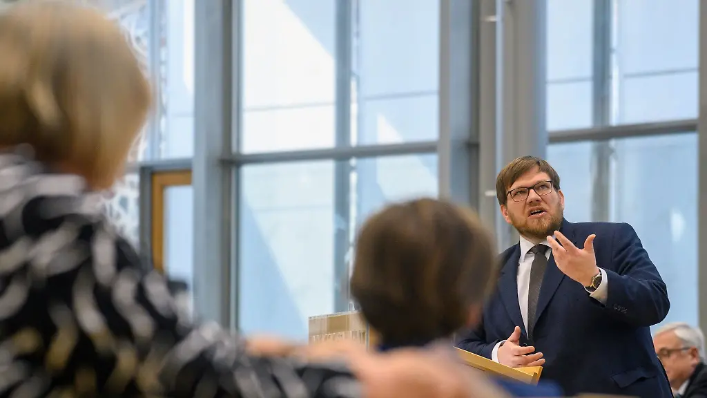 Guido-Kosmehl-FDP-spricht-im-Plenarsaal-des-Landtages-von-Sachsen-Anhalt-zu-den-Abgeordneten
