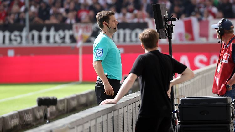 Schiedsrichter Willenborg schaute sich Bredlows Aktion genau an und entschied auf Elfmeter für Leverkusen.