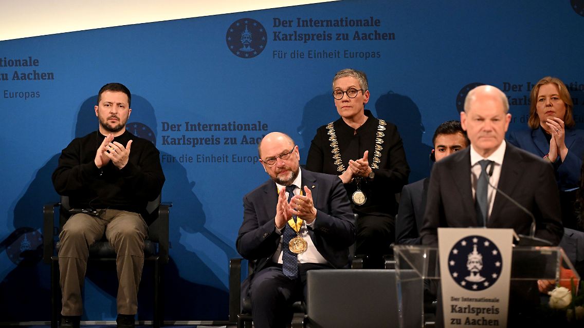 "Der Freiheitswille und die Widerstandskraft in dunkler Zeit spenden Hoffnung und Inspiration weit über die Ukraine hinaus", sagt Scholz an Selenskyj gewandt.