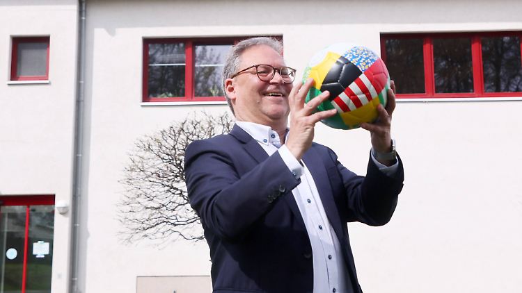 Winkler ist Präsident des Sächsischen und Nordostdeutschen Fußballverbands und in dieser Funktion auch Vizepräsident des DFB.