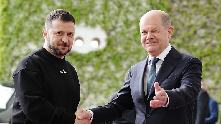 Selenskyj und Scholz vor dem Bundeskanzleramt in Berlin. Am Nachmittag flogen sie gemeinsam nach Aachen.