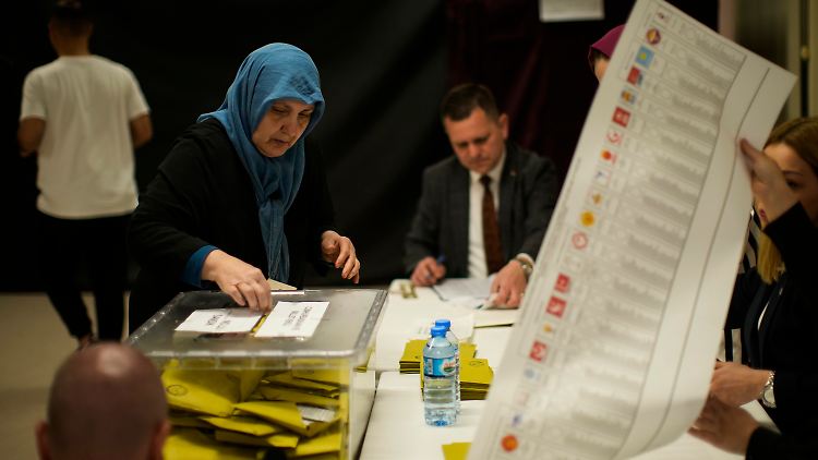 Die Wahllokale sind geschlossen - in der Türkei werden die Stimmen gezählt.